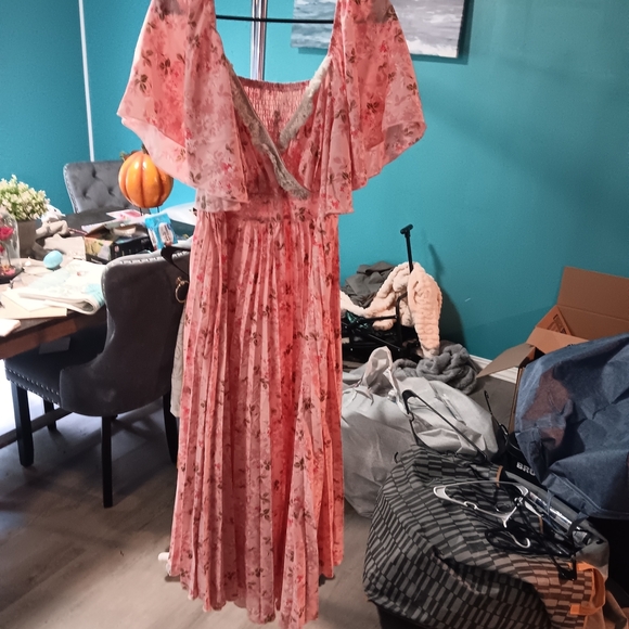 Dresses & Skirts - Floral Pink Maxi Dress